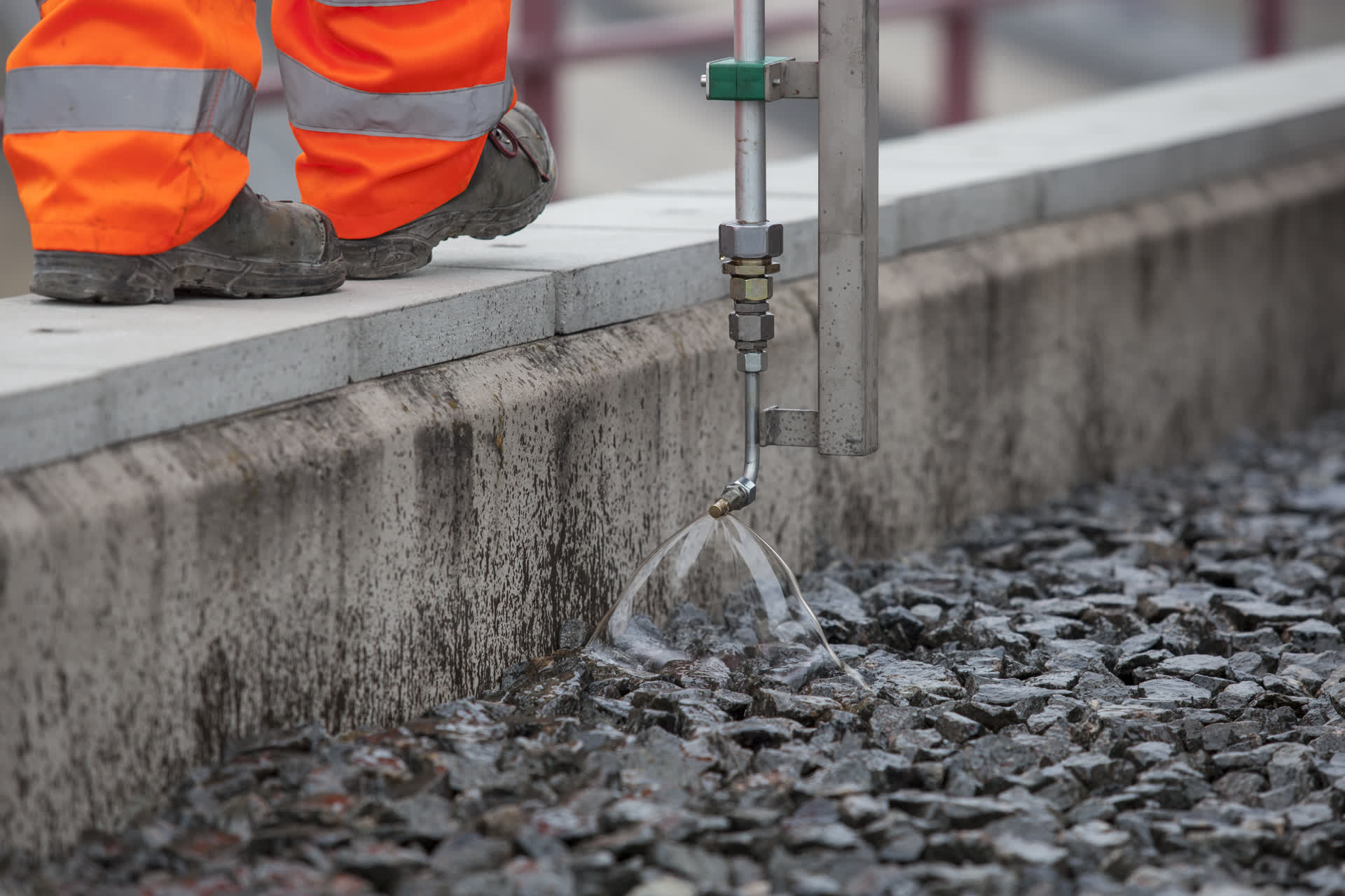 Machine ballast bonding on a railway track